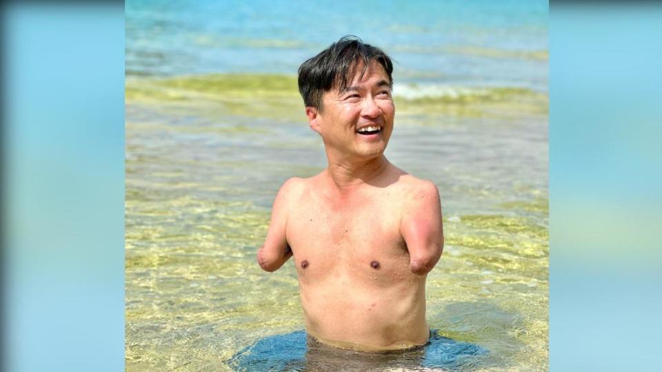 乙武洋匡遭網友留言謾罵，他PO出在海邊的半裸照片，充滿自信的反擊，「這就是我的身體」。（圖／翻攝自乙武洋匡推特）