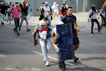 Opposition supporters clash with security forces during a rally against Venezuela's President Nicolas Maduro in Caracas, Venezuela, April 26, 2017. REUTERS/Carlos Garcia Rawlins