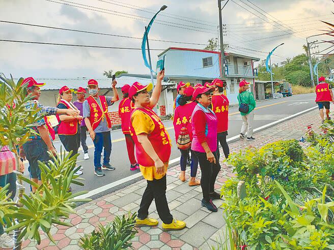 無黨籍大武鄉長候選人高春花（前右）長期深耕基層，在地方擁有好人緣。（蔡旻妤攝）