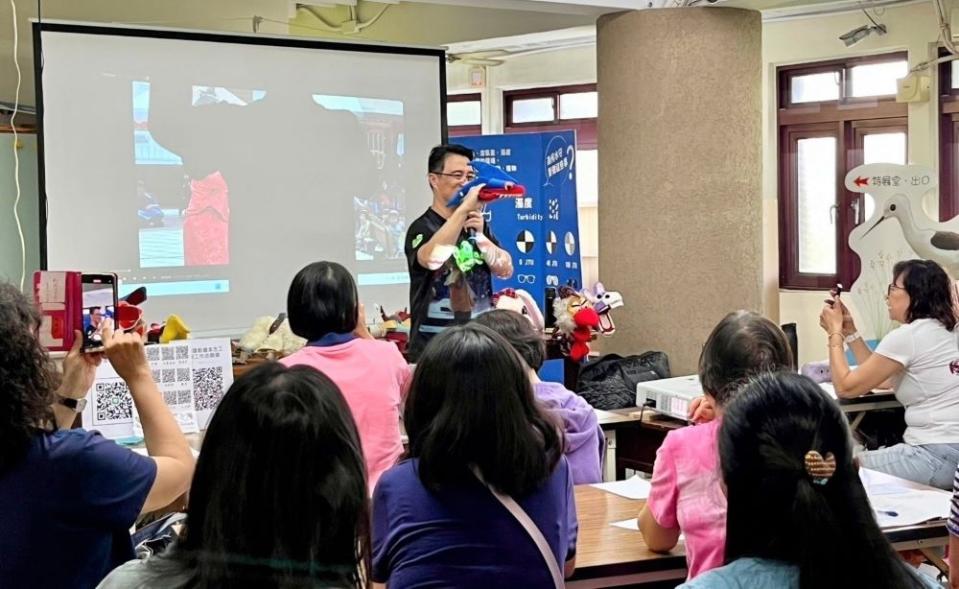 《圖說》環教繪本志工培訓工作坊─小青蛙劇團的李心民老師分享說故事技巧。〈環保局提供〉