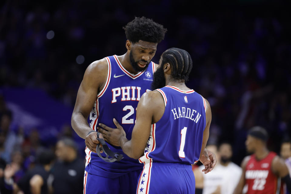 費城76人陣中有Joel Embiid（圖左）與James Harden，要加碼衝KD是場豪賭。（Photo by Tim Nwachukwu/Getty Images）