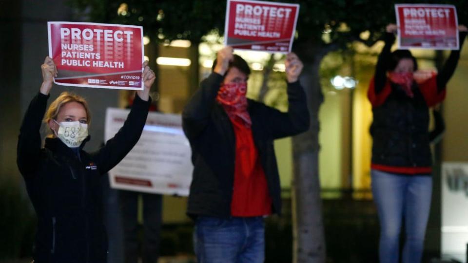 Enfermeros protestan por la falta de equipos.