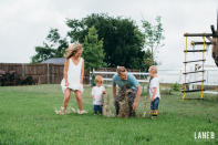 <p>À Waxahachie, au Texas, le couple a passé la journée à sauter dans les flaques de boue du jardin avec ses deux enfants, Declan, 4 ans, et Noah, 2 ans. </p>