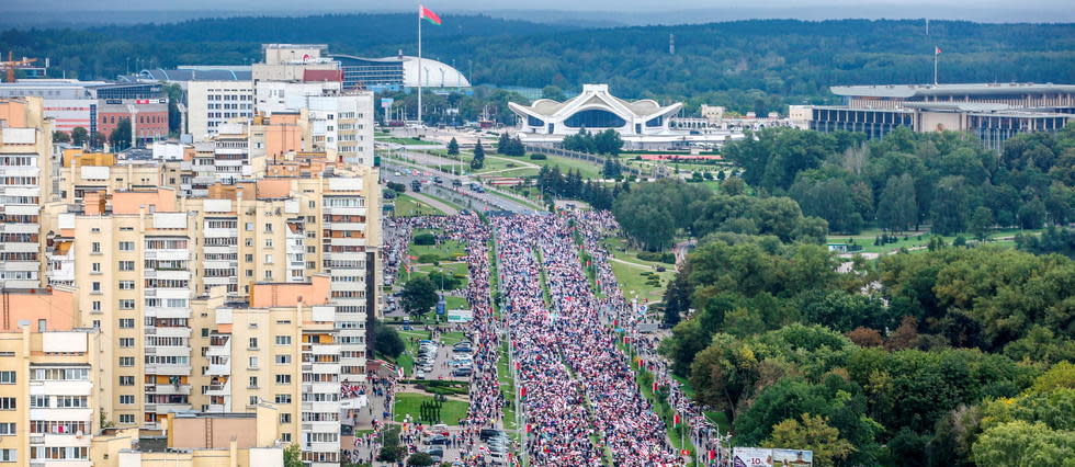 La mobilisation était supérieure à celle des précédents week-ends, et plus de 100 000 Biélorusses défilaient, selon des journalistes de l'Agence France-Presse.
