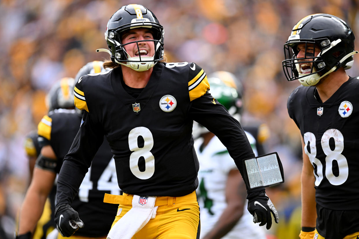 PITTSBURGH, PENNSYLVANIA - OCTOBER 02: Kenny Pickett #8 of the Pittsburgh Steelers celebrates after scoring a touchdown in the third quarter against the New York Jets at Acrisure Stadium on October 02, 2022 in Pittsburgh, Pennsylvania. (Photo by Joe Sargent/Getty Images)