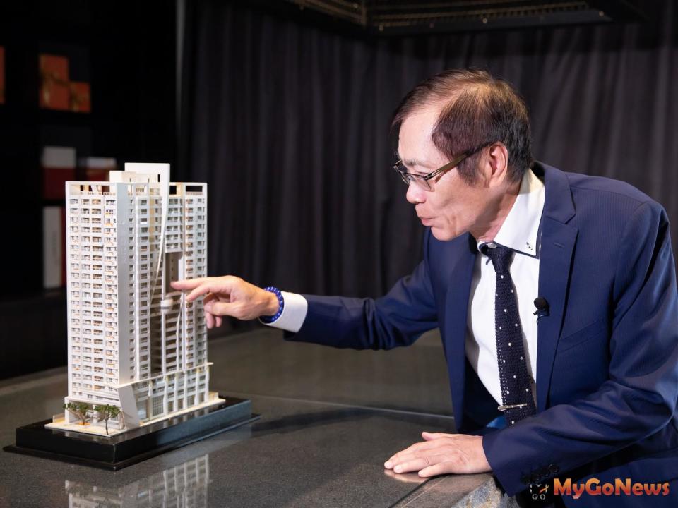▲勝偕集團董事長吳宗國介紹高雄農十六的豪宅「見真」活建築，方寸之間都是他的精心設計。