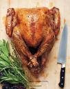 <p>Quelle meilleure ambassadrice que Martha Stewart pour donner les règles fondamentales pour réussir une dinde rôtie spéciale Thanksgiving ? N’oubliez pas d’assaisonner la viande juste avant de la glisser au four.</p><p>Découvrir <a href="https://www.marthastewart.com/2219709/how-roast-turkey-expert-tips" rel="nofollow noopener" target="_blank" data-ylk="slk:la recette" class="link ">la recette</a></p><br>