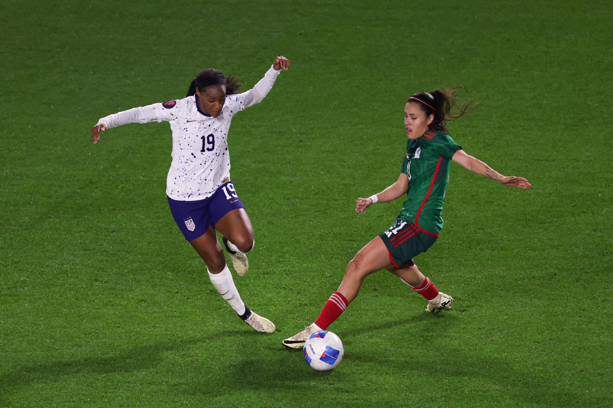 Lizbeth Ovalle disputa un balón con Crystal Dunn en el partido entre México y EEUU de la Copa Oro Femenil.   (Harry How/USSF/Getty Images for USSF)