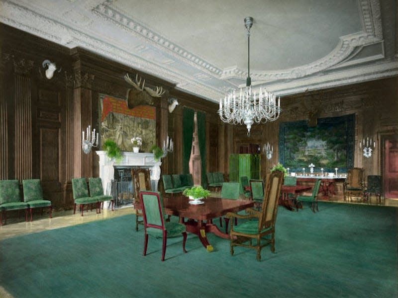 The State Dining Room, with green carpet and green furnishings, in 1904.