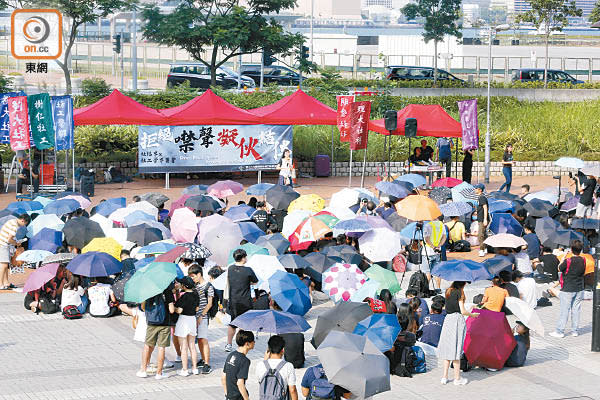 中環：社工學界在愛丁堡廣場舉行集會，期望團結社福界同工及社工學生。（何天成攝）