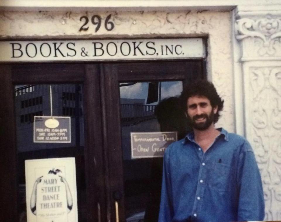 Mitchell Kaplan frente a la tienda original de Books & Books que abrió en 1982.