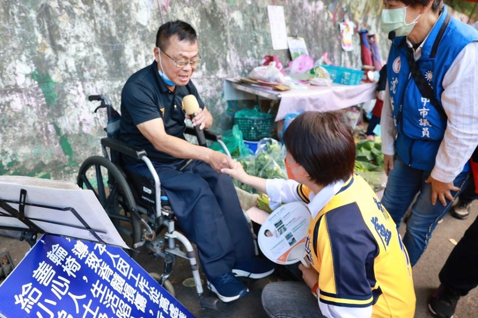 《圖說》盧秀燕大坑步道健行拜票。