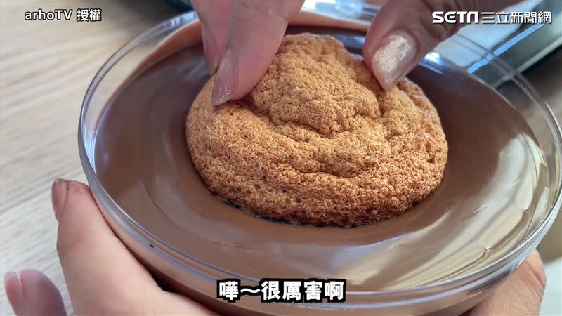 將巧克力與脆餅放入模具內，等待冷卻後即可脫模。（圖／arhoTV 授權）