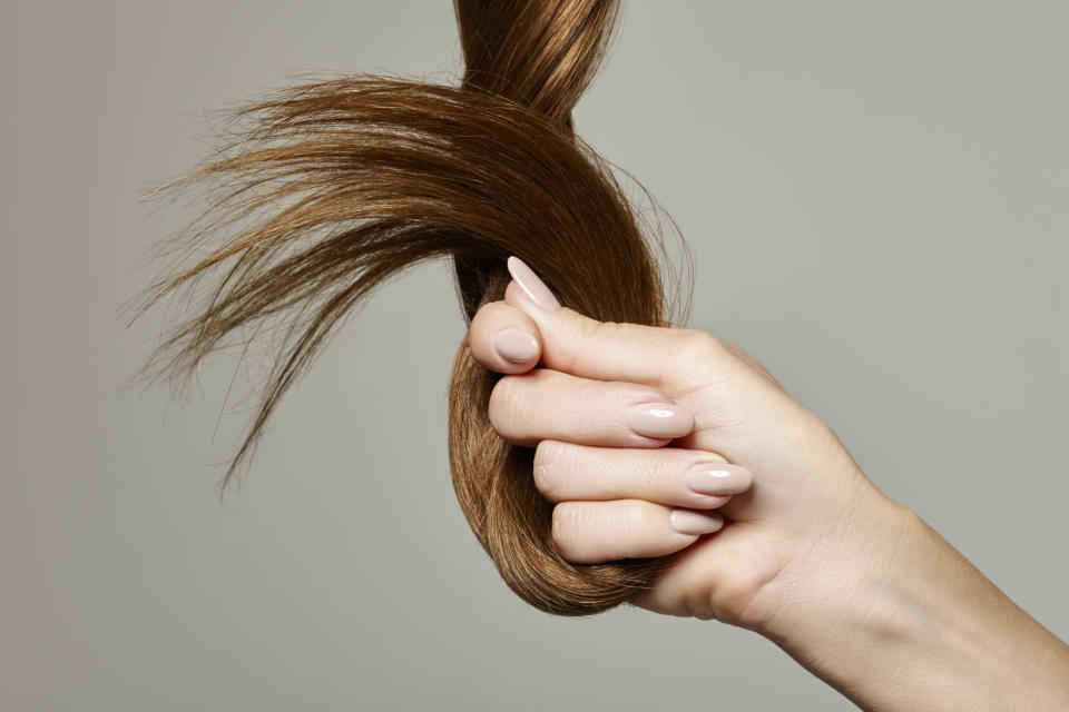 Wer mit dünnen Haaren zu kämpfen hat, braucht ein Pflegeprodukt, das feines Haar mit Feuchtigkeit versorgt, die Struktur aufpolstert sowie Spliss und Haarbruch vorbeugt. (Bild: Getty Images)