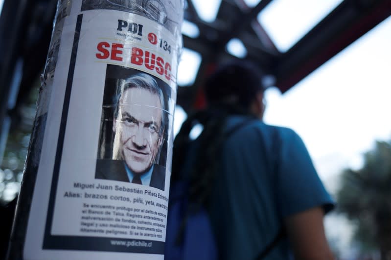 Un cartel con la leyenda "se busca" y una imagen del presidente chileno Sebastián Piñera, durante una protesta en Santiago.