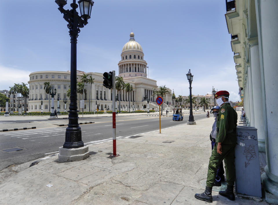 Policías y militares en los alrededores del Capitolio de La Habana. (Photo by Yander Zamora/Anadolu Agency via Getty Images)