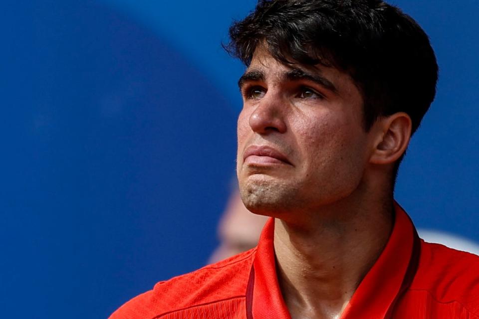 Carlos Alcaraz reacts after the defeat against his great rival (EPA)