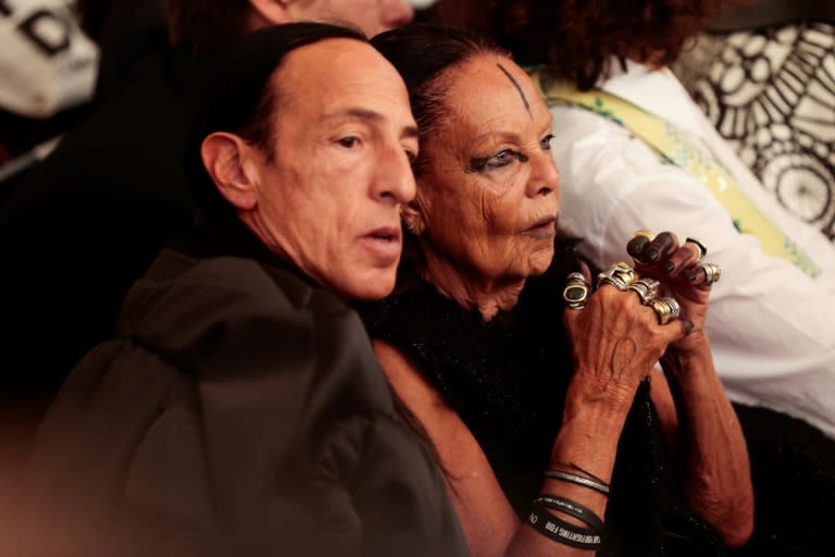 Rick Owens y su esposa, la también diseñadora de moda Michèle Lamy, en un desfile en la Semana de la Moda de París, el 1 de octubre de 2022 (Geoffroy van der Hasselt)