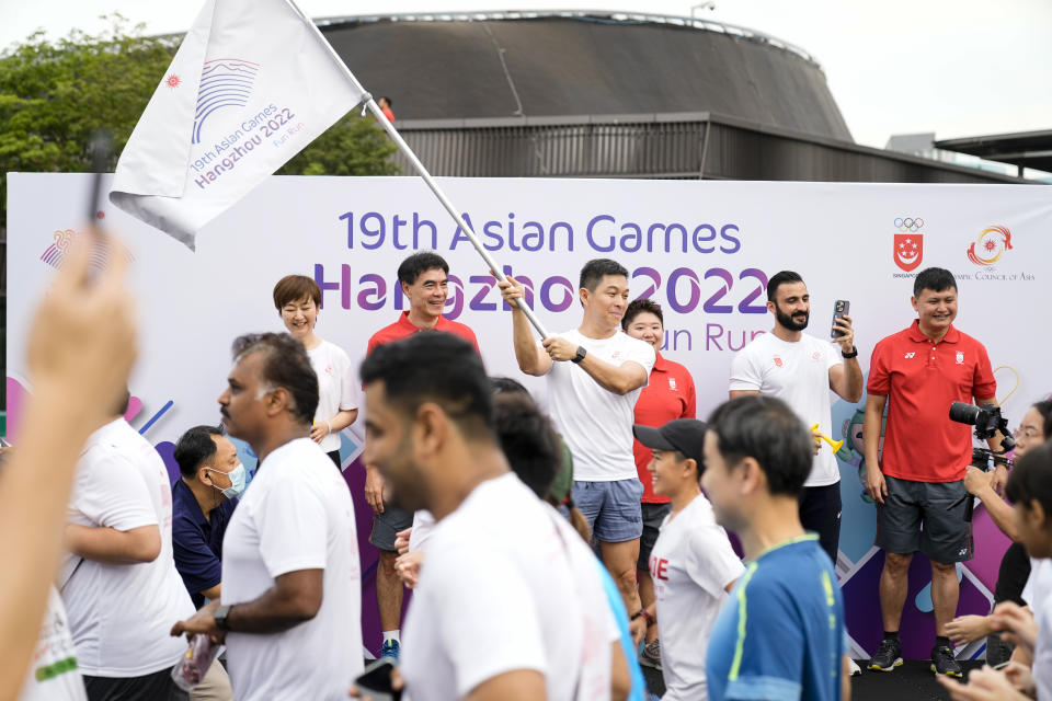 SNOC president Tan Chuan-Jin flagging off the Hangzhou Fun Run at the Singapore Sports Hub. (PHOTO: Kong Chong Yew/SNOC)