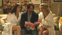 <p>Tras reencontrarse con Martiño Rivas en ‘Por un puñado de besos’ (2014), decidió probar suerte en Hollywood y su primera experiencia fue nada menos que junto a Keanu Reeves en ‘Toc Toc’ (‘Knock Knock’, 2015). En la imagen, de rubia junto a Lorenza Izzo, la otra protagonista del film. (Foto: Dragonfly Entertainment / Sobras International Pictures). </p>