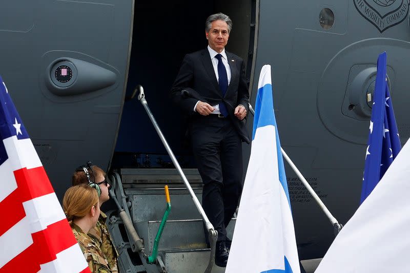 El secretario de Estado de Estados Unidos, Antony Blinken, desembarca de un avión cuando llega a Israel, mientras continúa la presión para lograr un alto el fuego entre el grupo militante palestino Hamás e Israel, en Tel Aviv