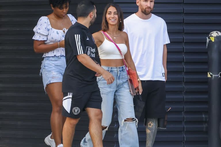 Celebrando la victoria tanto dentro como fuera del campo, Lionel Messi y Antonella Roccuzzo fueron captados por los flashes mientras salen del estadio después de un día de entrenamiento