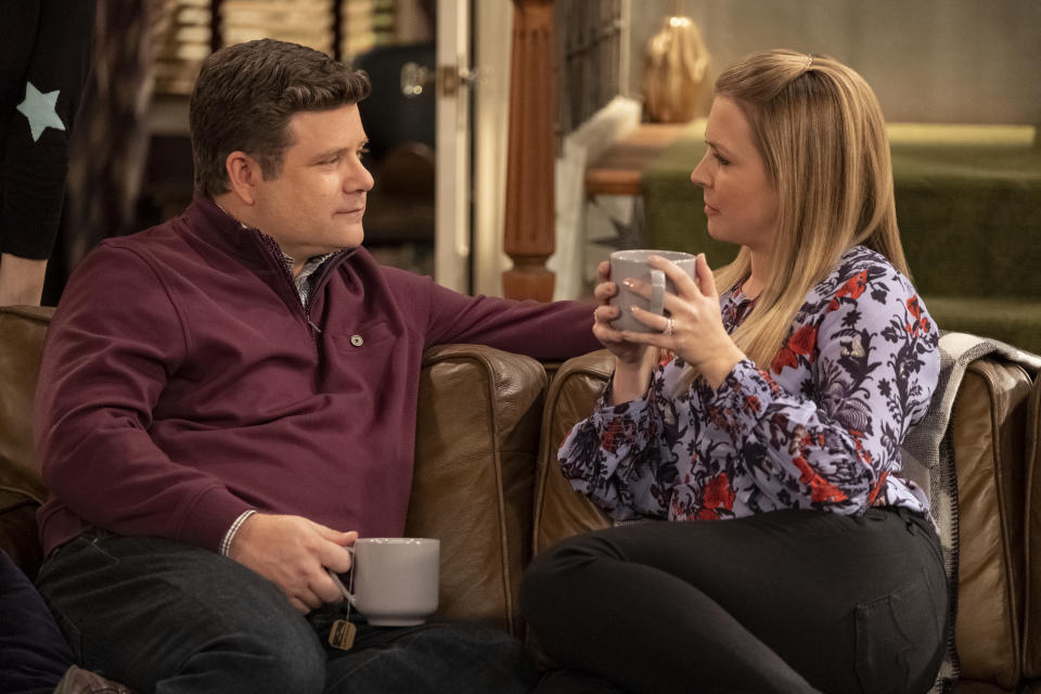 Sean Astin y Melissa Joan Hart en 'El secreto de Nick' (Tyler Golden/Netflix)