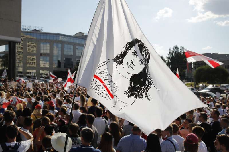 白俄羅斯爆發獨立以來最大規模示威潮，群眾在抗爭現場高舉反對派候選人蒂卡諾夫斯卡婭的旗幟。（AP）