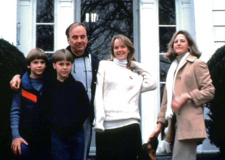 NEW YORK, NY - 1989: Rupert Murdoch poses with his wife Anna Murdoch and their children Lachlan Murdoch ,James Murdoch  and Elisabeth Murdoch at their home in 1989 in New York City. (Photo by Peter Carrette Archive/Getty Images)