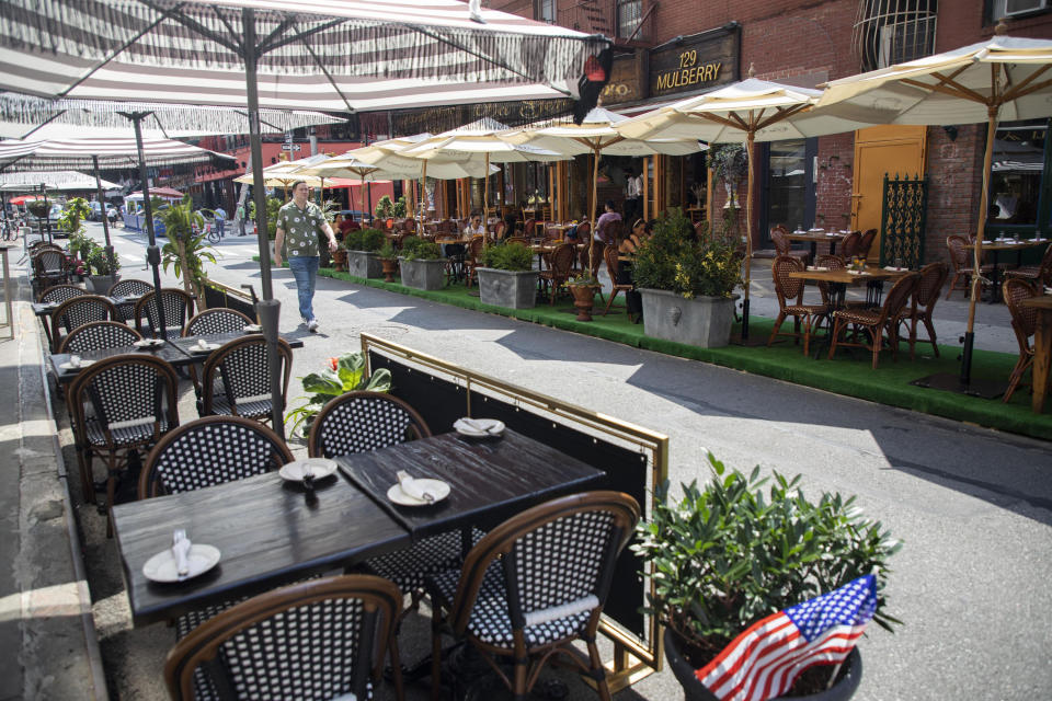 The CDC lists indoor dining as a &ldquo;<a href="https://www.cdc.gov/coronavirus/2019-ncov/community/organizations/business-employers/bars-restaurants.html">higher risk</a>&rdquo; than outdoor dining, which allows for better ventilation. (Photo: Xinhua News Agency via Getty Images)