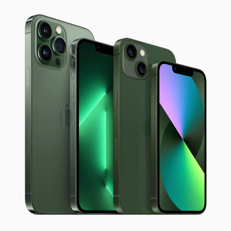 ▲iPhone 13 Pro 松嶺青色及綠色 iPhone 13 加入產品系列。(圖／Apple提供)