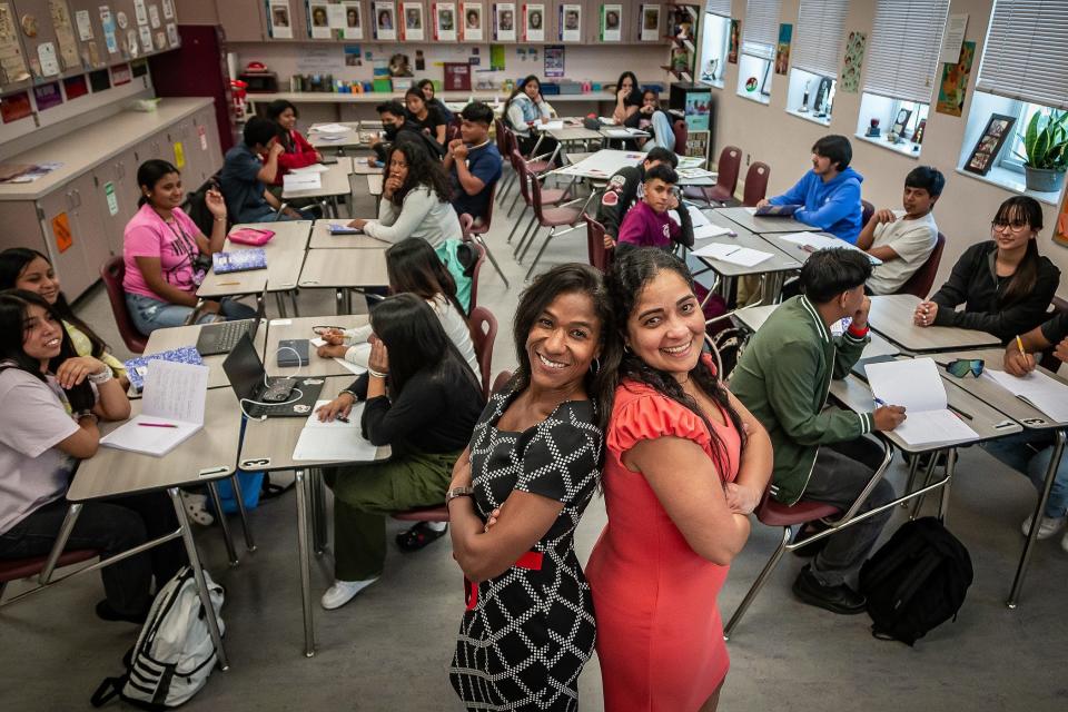María DeLaCruz-Gutiérrez (izquierda) es la maestra de Latinos en Acción en Lake Worth High School. “Necesitas ser incómodo en tu vida, es la señal que tu estas creciendo,” ella dijo.