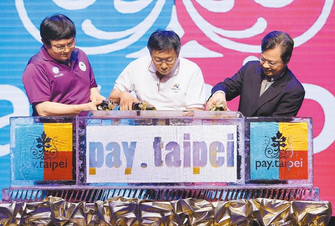 台北市長柯文哲2017年出席「pay.taipei」上線記者會，但APP推出至今被抱怨使用介面不便民。（本報資料照片）