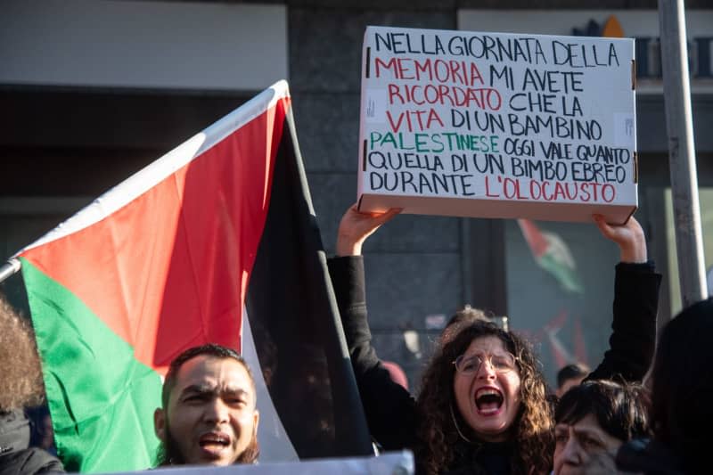 People protest during a pro-Palestine demonstration. Claudio Furlan/LaPresse via ZUMA Press/dpa