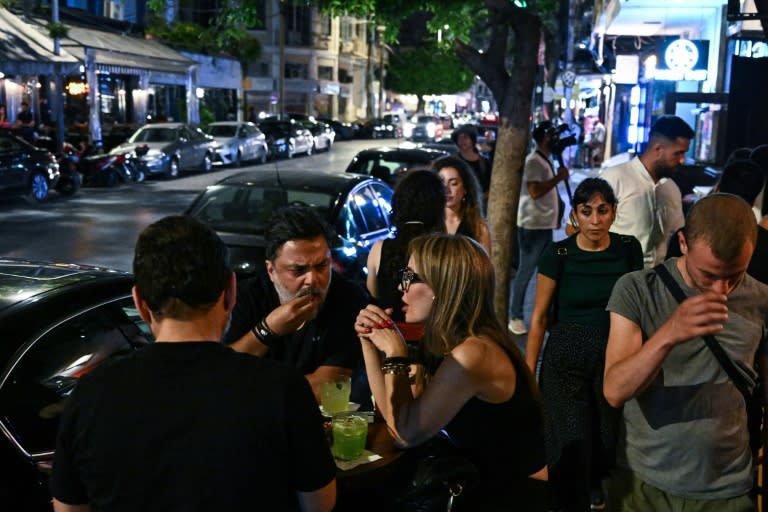 Des fêtards dans un bar du quartier Mar Mikhaël à Beyrouth, le 22 juin 2024 (Joseph EID)