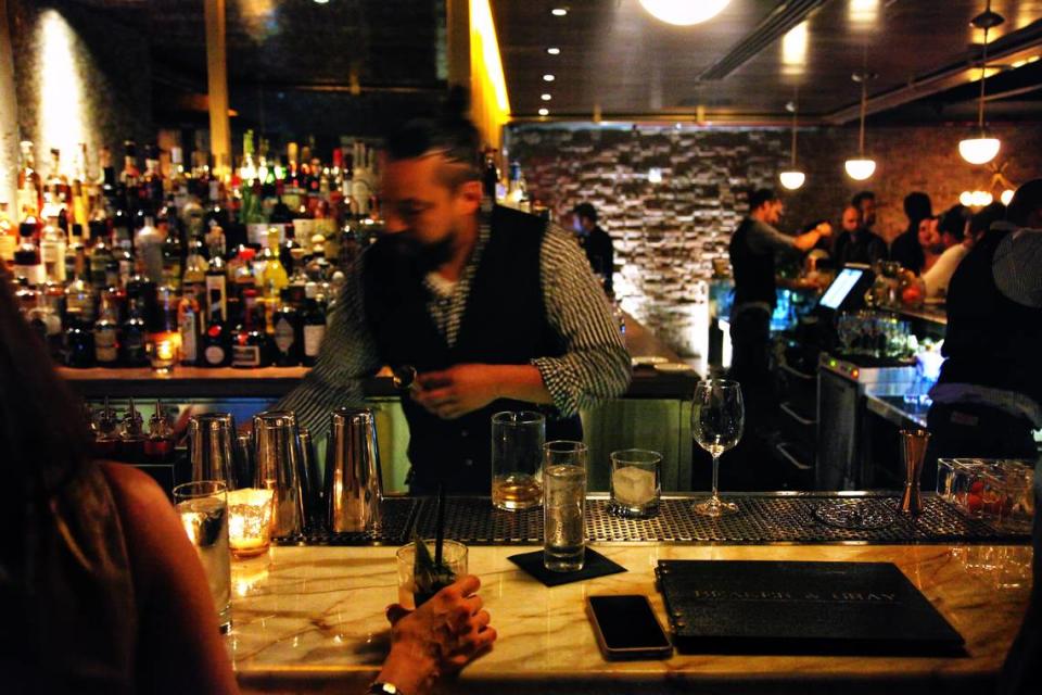 El bar Beaker and Gray es uno de los restaurantes que vio descender su negocio por temor al coronavirus.