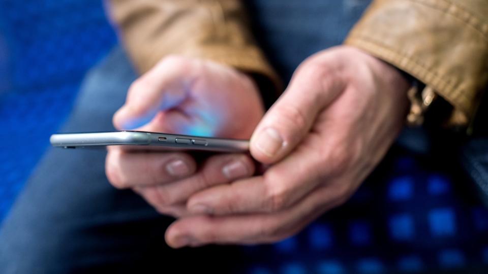 In vielen Smartphones stecken Sprachassistenten wie Alexa oder Siri. Jeder fünfte Nutzer macht von ihnen Gebrauch. Foto: Hauke-Christian Dittrich