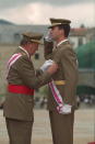 <p>El todavía príncipe de Asturias recibió una condecoración de su padre en 1999, cuando el primero no había comenzado su romance con la reina Letizia. Ambos llevaban el uniforme militar y seguían manteniendo una buena relación. (Foto: Dusko Despotovic / Sygma via Getty Images)</p> 