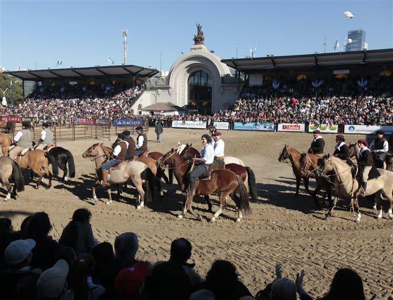 Los gauchos y los caballos criollos le dieron color al acto inaugural 