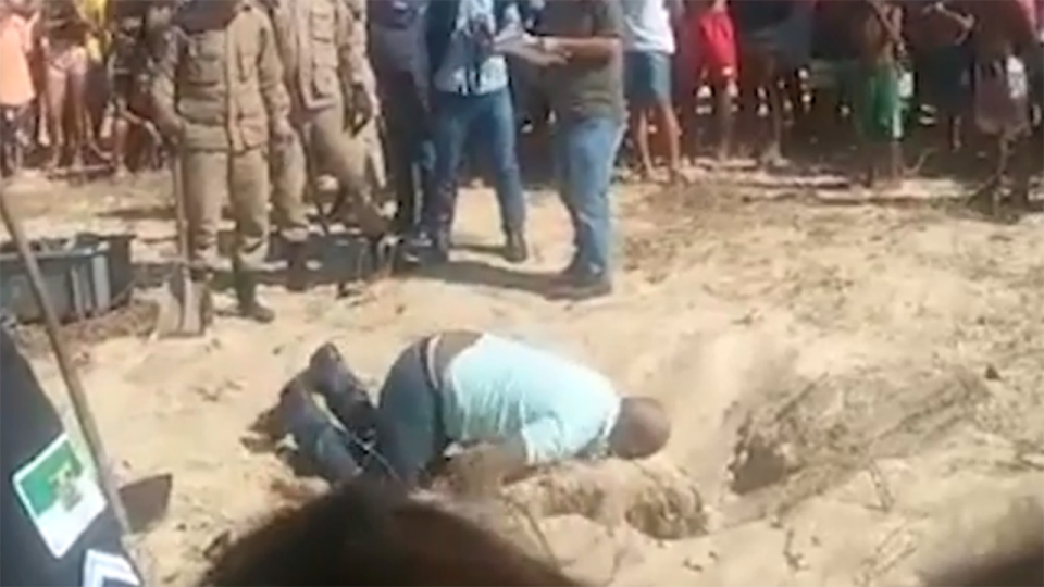 The allegedly drunk forensic expert slowly made his way to the corpse before falling into the pit, landing on the corpse.