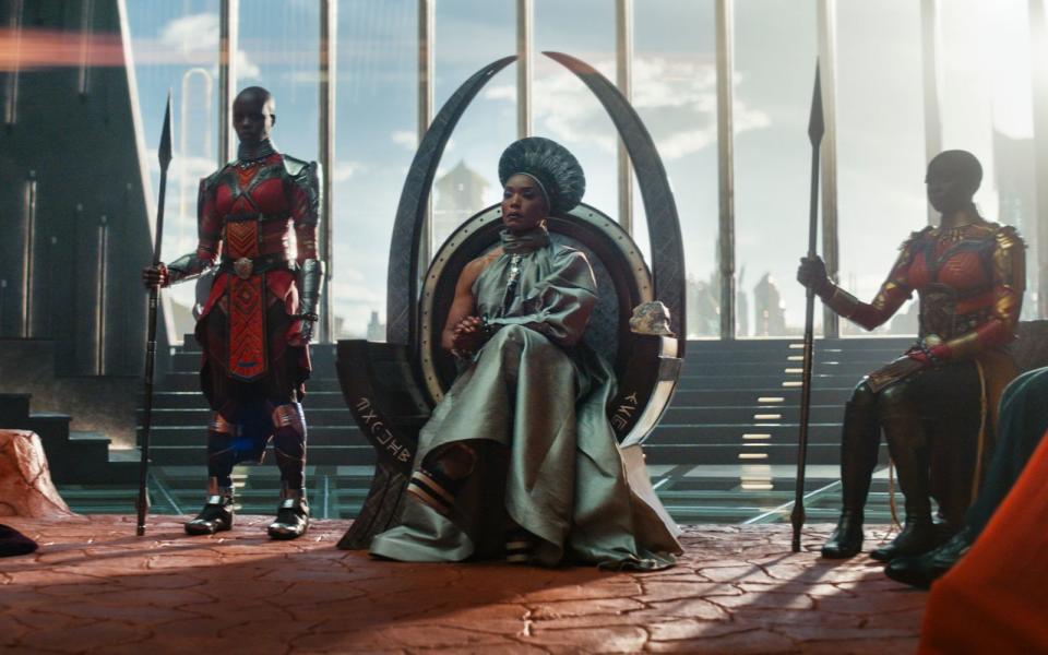 Nach dem Tod von &quot;Black Panther&quot;-Hauptdarsteller Chadwick Boseman musste vieles umgeschrieben werden. Nun herrscht Angela Bassett als Ramonda über den fiktiven afrikanischen Staat Wakanda. (Bild: Disney/Marvel)