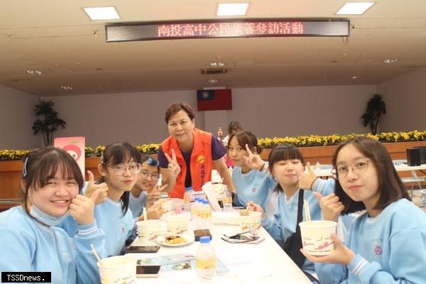 南投市長宋懷琳與同學們一起享用南投意麵。(記者蔡榮宗攝)