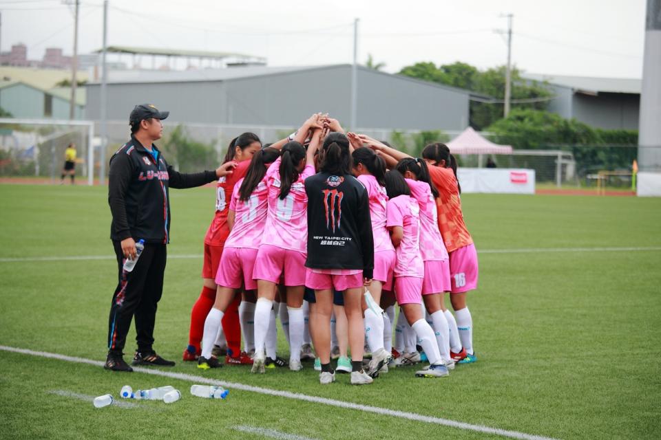 蘆洲國中女足榮獲109學年度中等學校足球聯賽11人制亞軍。