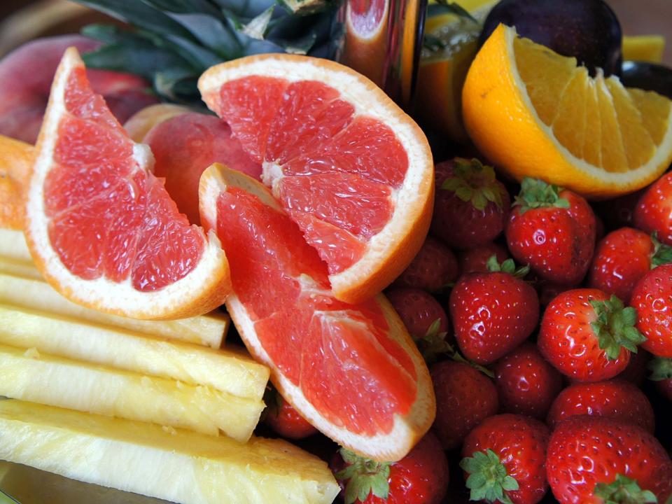 Als Frühstücksbeilage könnt ihr eine Schüssel mit frischem Obst genießen. - Copyright: Hanasch/Shuttershock