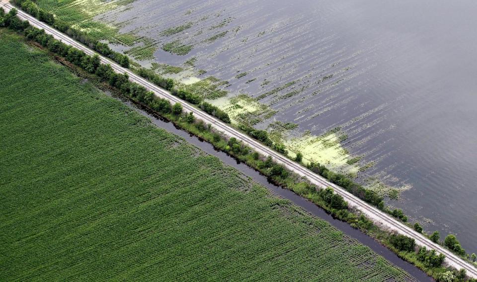 PHOTO: The Yazoo River floodwaters inundate crops near Yazoo City May 23, 2011 in Yazoo County, Mississippi. (Mario Tama/Getty Images)