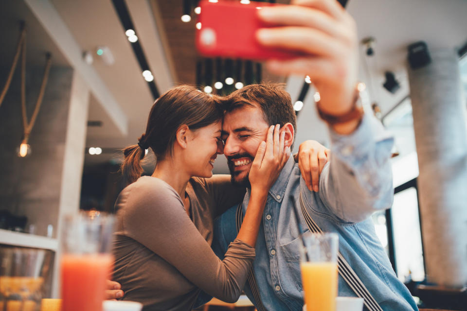 Poner fotos de tu pareja en redes sociales, ¿los beneficia o perjudica? Foto: djiledesign/iStock