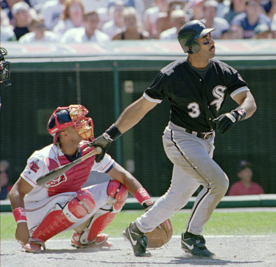 ARCHIVO - En esta foto de archivo del sábado 6 de julio de 1996, Harold Baines (3), de los Medias Blancas de Chicago, observa su jonrón solitario en el noveno inning de un juego de béisbol contra los Indios de Cleveland, en Cleveland. Baines fue elegido el domingo 9 de diciembre de 2018 al Salón de la Fama del béisbol. (AP Foto/Jeff Glidden, Archivo)