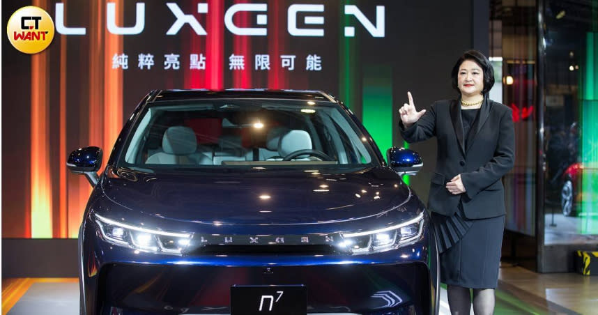 裕隆集團董事長嚴陳莉蓮與電動車Luxgen n⁷合影，之後勢必引領台灣再往電動化浪潮邁進。（圖／黃威彬攝）