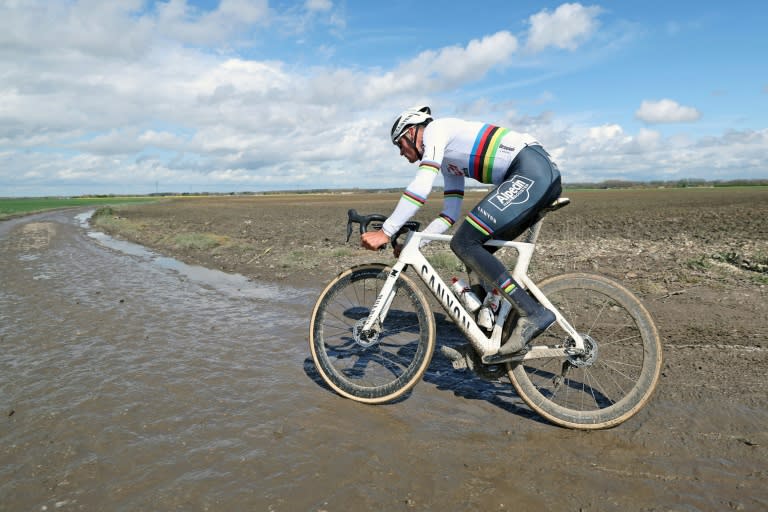 Le Néerlandais Mathieu van der Poel, grandissime favori de la course cycliste Paris-Roubaix, surnommée l'Enfer du Nord, lors d'une reconnaissance, le 5 avril 2024 près d'Haveluy (Francois LO PRESTI)