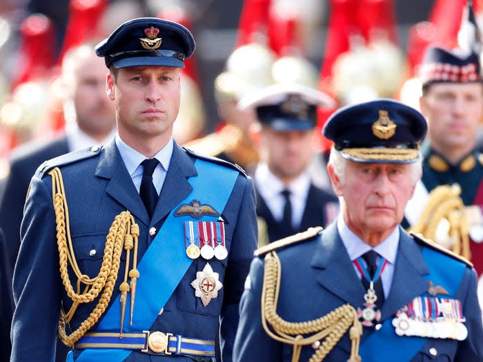 Prinz William und König Charles III. gehen hinter dem Sarg von Königin Elizabeth II.  - Copyright: Max Mumby/Indigo/Getty Images
